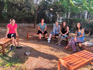 BANCOS EN EL JARDÍN