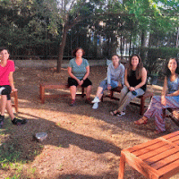 BANCOS EN EL JARDÍN