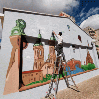 PABLO TERMINANDO EL MURAL